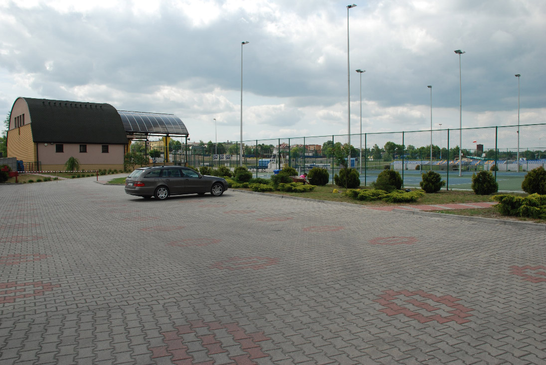  Prace brukarskie przy hali sportowej w Kołaczkowicach 